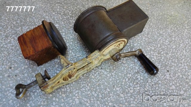 Стара мелничка за ядки  1957 г, снимка 2 - Антикварни и старинни предмети - 20627780