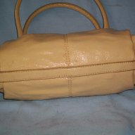 Елегантна лачена чанта, снимка 4 - Чанти - 14223329