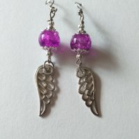Нежни обици в пурпурно лилаво и медальони Ангелски крила в цвят сребро , снимка 1 - Обеци - 32484576