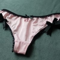 М розови сатенирани изрязани бикини/бразилиани с черни жартиери, снимка 8 - Бельо - 40501245