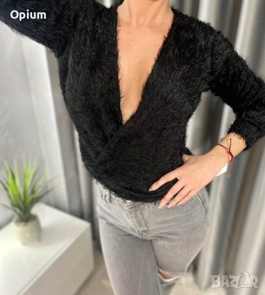 Пуловер с дълбоко деколте, снимка 1