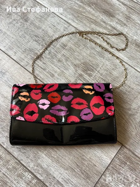 Нова черна парти коктейлна официална ежедневна лачена чанта целувки устни , снимка 1
