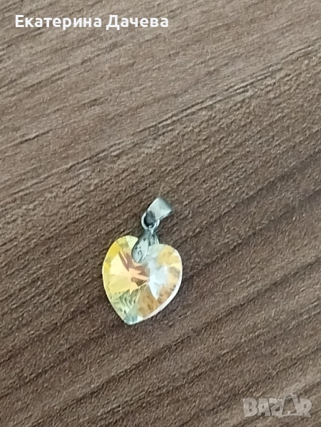 Продавам медальон че сърце СВАРОВСКИ , снимка 1