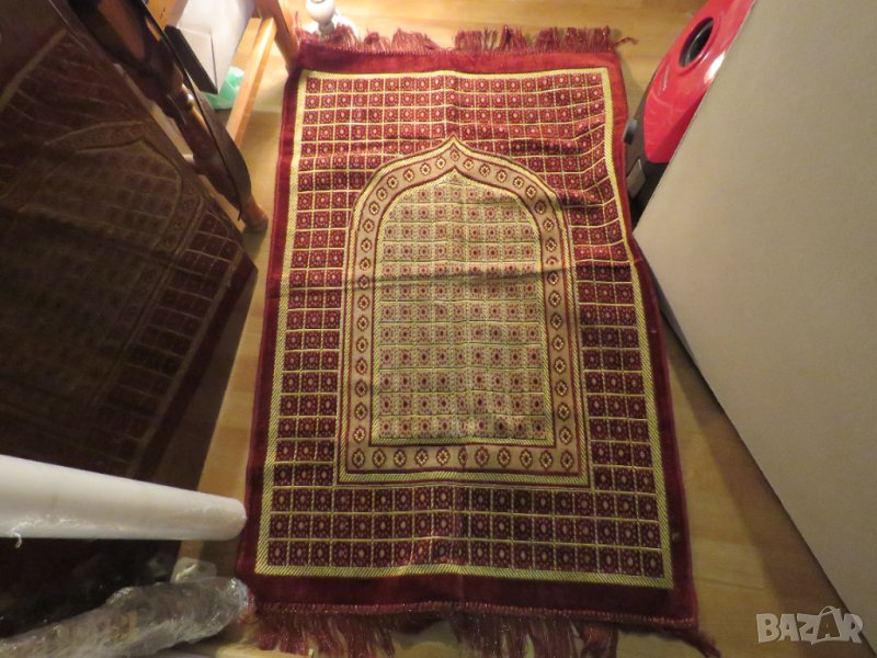 турско молитвено килимче, килимче за молитва за Намаз фон бурдо с красиви златни  флорални мотиви, снимка 1