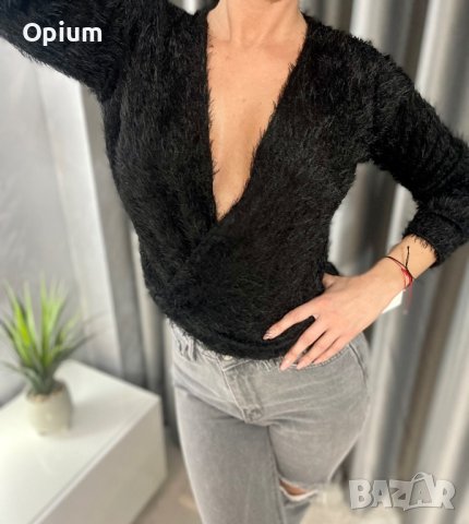 Пуловер с дълбоко деколте