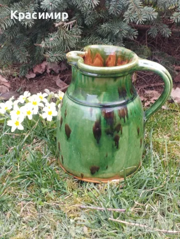 Винтидж дизайн  Голяма кана гарафа от теракота, емайлирана с красиво наситено зелено. 