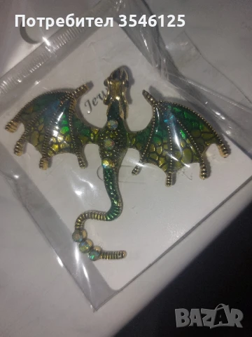 Брошка с камъчета, в преобладаващ зелен цвят