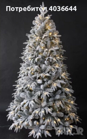 Коледна елха с вградени лампички по връхчетата