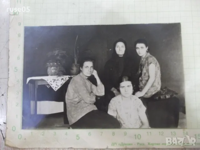 Снимка стара на четири седнали жени