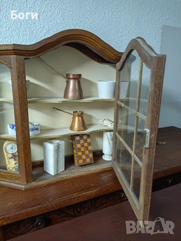 Малка стенна витрина