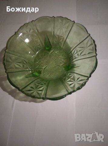 Продавам зелена стъклена купа за плодове