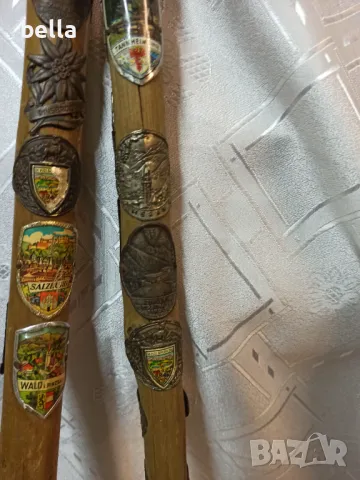2 тиролски бастуна -и двата бастуна са почти пълни с типичните знаци ,значки ., снимка 9 - Други ценни предмети - 49646977