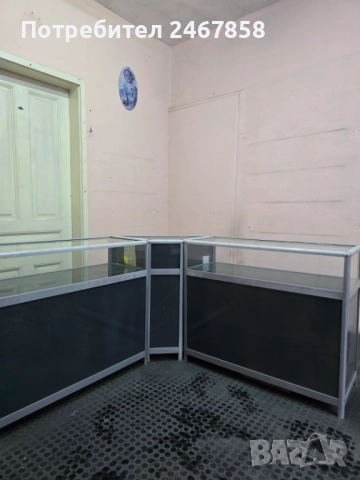 3 броя стъклени витрини тип щанд маса