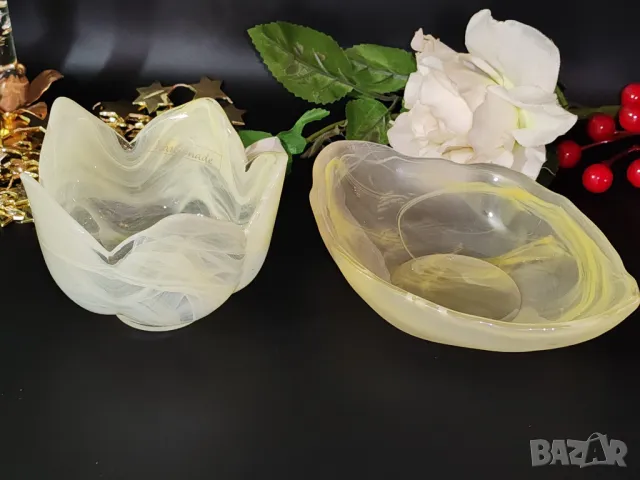 Ръчна изработка от матирано стъкло с преливащи млечни цветове в бледожълта гама.