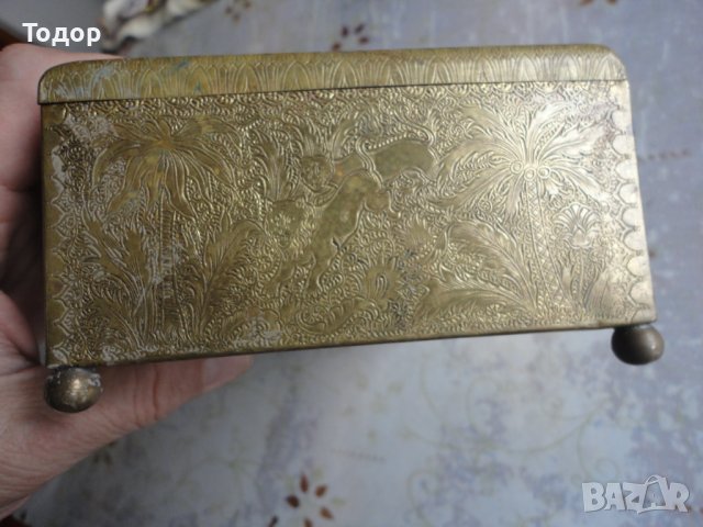 Старинна гравирана кутия бронз и дърво , снимка 4 - Антикварни и старинни предмети - 42998809