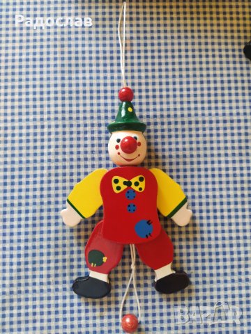 стара дървена фигурка на клоун