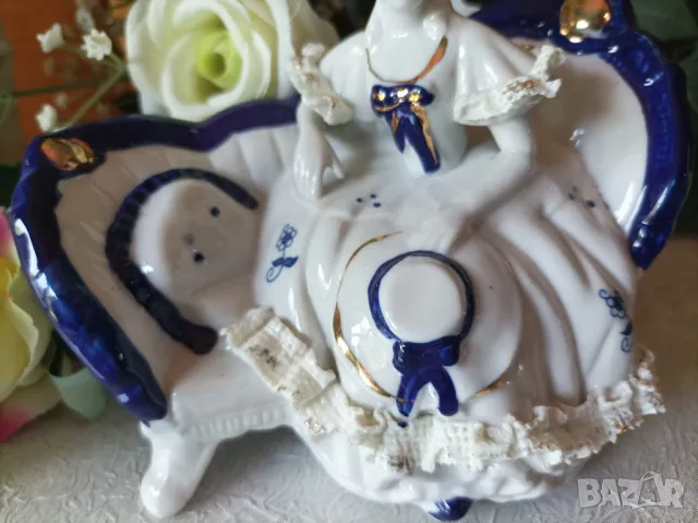  Нежна  Порцеланова статуетка  в синьо бели цветове., снимка 2 - Статуетки - 49030649