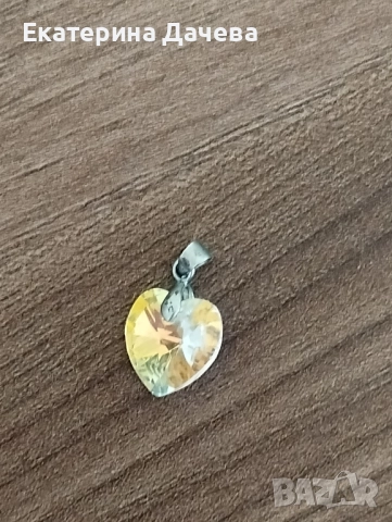 Продавам медальон че сърце СВАРОВСКИ 