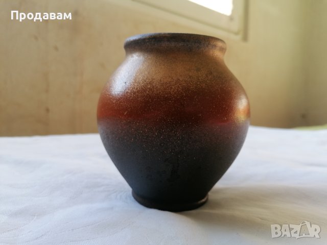 Керамична ваза в цветовете на огъня