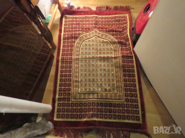 турско молитвено килимче, килимче за молитва за Намаз фон бурдо с красиви златни  флорални мотиви