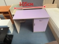 ученическо / работно бюро    лилаво бюро 105см широко цена 75 лв или 38,35 евро   дървесно жълто бюр, снимка 1