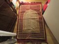 турско молитвено килимче, килимче за молитва за Намаз фон бурдо с красиви златни  флорални мотиви, снимка 1 - Антикварни и старинни предмети - 43170206