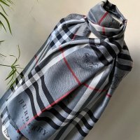 Шал Burberry в сиво каре, снимка 4 - Шалове - 43788567