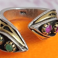 Много интересен сребърен пръстен със естествен смарагд, рубин и позлата, снимка 1 - Пръстени - 44140617
