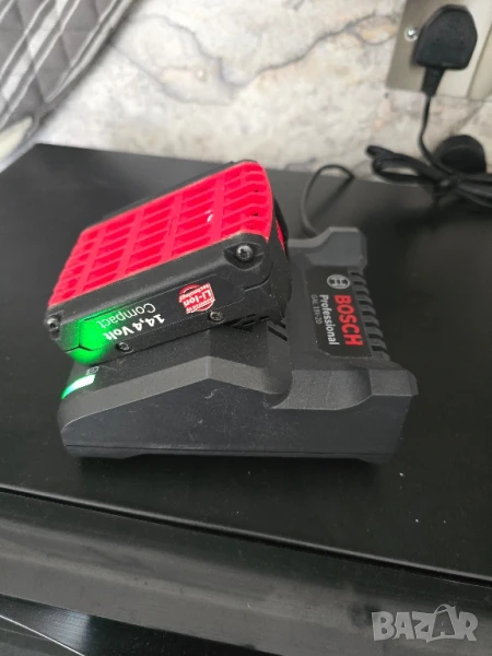 ПРОФЕСИОНАЛНО Зарядно BOSCH плюс 1 НОВА батерия НОВА, снимка 1