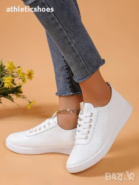 Дамски гуменки с перфорирана кожа със златни капси, снимка 1