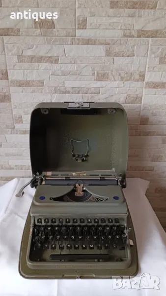 Стара пишеща машина TRIUMPH Perfekt - Germany - 1940" година, снимка 1