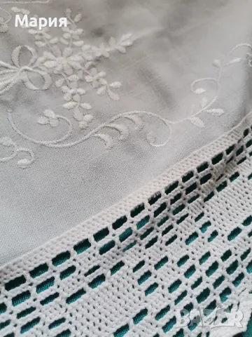 Тишлайфер за маса с бродирани флорални елементи и дантела на една кука , снимка 6 - Покривки за маси - 48237950