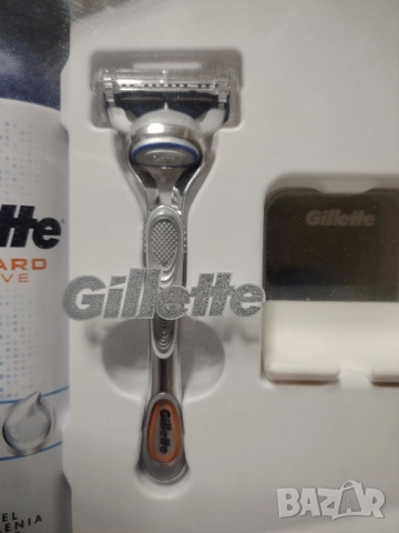Мъжки козметичен комплект със самобръсначка GILLETTE, снимка 2 - Мъжка козметика - 31591515