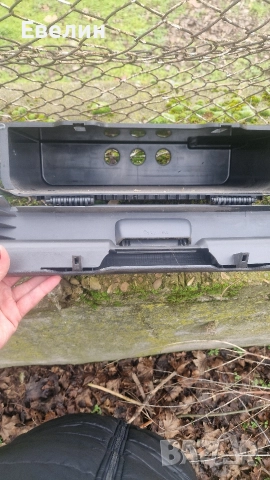 кутията под шофьорската седалка VW Touran 2006, снимка 2 - Части - 52865227