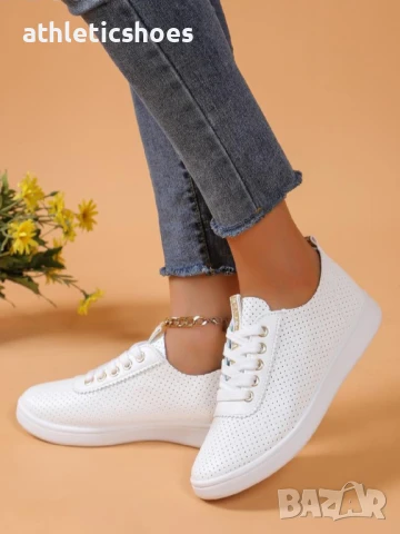 Дамски гуменки с перфорирана кожа със златни капси