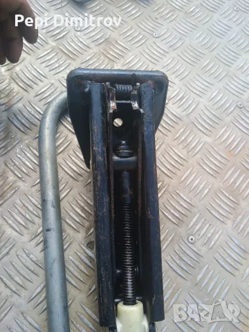 Оригинален крик + ключ за Volkswagen New Beetle Coupe (01.1998 - 09.2010),, снимка 2 - Части - 49820222