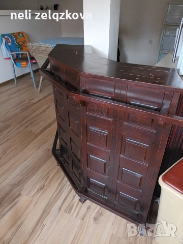 Комплект от ъглова витрина с барплот