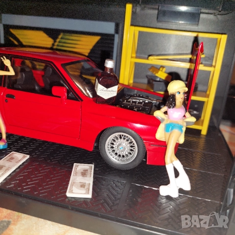 1/24 BMW e30 с 3 момичета 2 бутилки балантайс и сервиз , снимка 12 - Колекции - 51884182