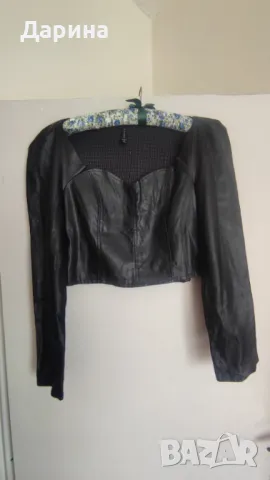 Черна кожена блуза с дълъг ръкав и деколте
