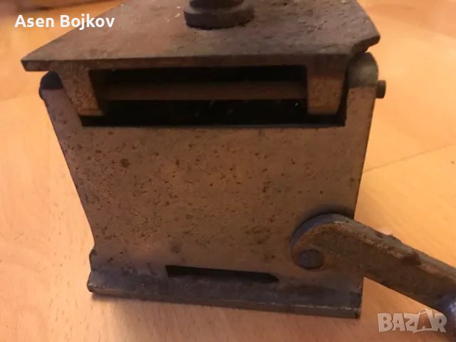 Продавам чугунена винтидж ютия, снимка 2 - Антикварни и старинни предмети - 48823488