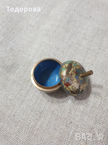 Старинна кръгла кутийка от бронз и цветен емайл, снимка 3 - Други ценни предмети - 34986305