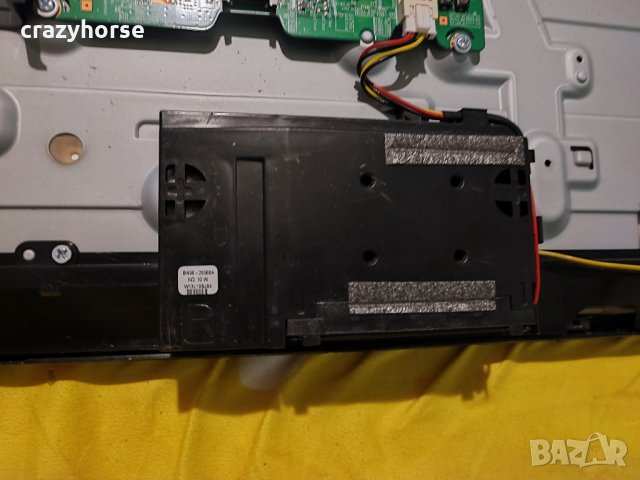 Телевизор Samsung UE32F4000AW със счупен LCD панел., снимка 8 - Телевизори - 43159381