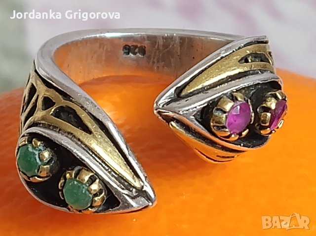 Много интересен сребърен пръстен със естествен смарагд, рубин и позлата, снимка 1 - Пръстени - 44140617