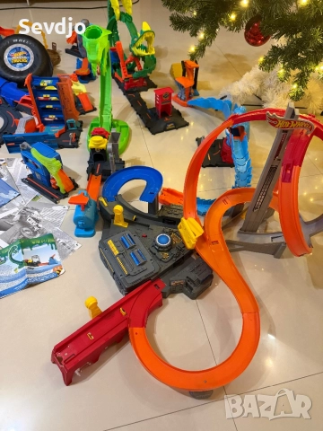 Hot WHeels град за игра, снимка 4 - Коли, камиони, мотори, писти - 52956188