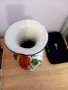 Бяла порцеланова ваза с орнаменти, снимка 3