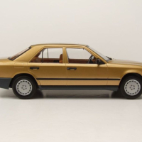 Mercedes 300 E W124 1984 - мащаб 1:18 на MCG моделът е нов в кутия, снимка 4 - Колекции - 44876001