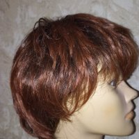 Качествена къса перука с бретон кестеняво с червеникав оттенък , снимка 5 - Аксесоари за коса - 42998561