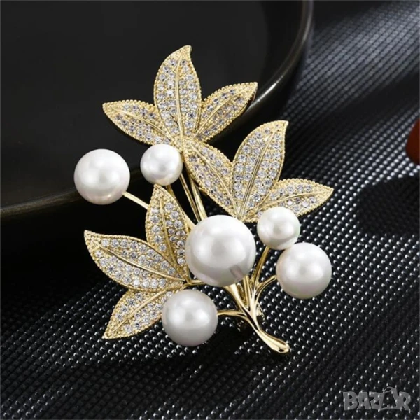 Луксозна златиста брошка с перли и кристали – Елегантен аксесоар за специални поводи, снимка 1