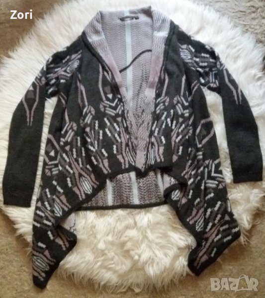 Пухкава и мекичка асиметрична жилетка в цвят графит с розови шарки, снимка 1