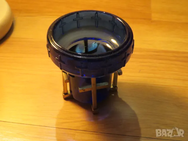 Старинно  малко настолно кандило с бронзова стойка с кръстове за да се помолите на  Бог Исус Христос